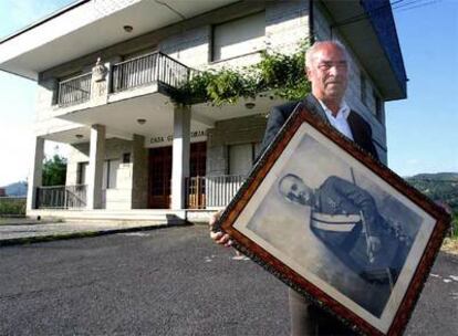 El alcalde Senén Pousa, con un retrato de Franco frente al Ayuntamiento