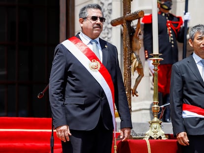 O presidente do Peru, Manuel Merino, posa com José Arista, ministro da Economia, depois da posse do Gabinete, em 12 de novembro.