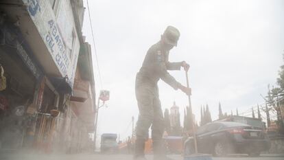 Un miembro del ejercito mexicano apoya con la remoción de ceniza expulsada por el volcán Popocatépetl, en Xalitzintla (Puebla), en mayo de 2023.