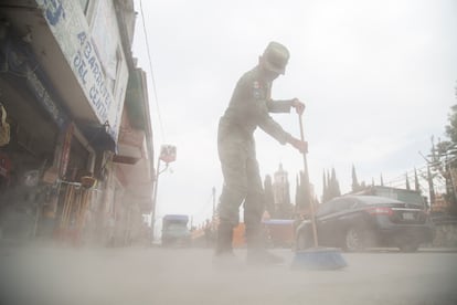 Un militar barre ceniza del volcán Popocatépetl en Xalitzintla, Puebla.