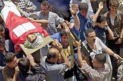 El cadáver de Hassan Tafish, 16 años, es paseado ayer por las calles de Gaza tras morir abatido a tiros por tropas israelíes a las que lanzaba piedras.