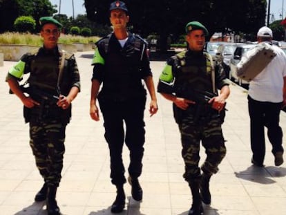 Dos soldados y un agente, miembros de la Operación Vigilancia, patrullan por la avenida Mohamed VI, de Rabat, el pasado viernes.