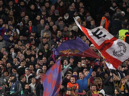 Seguidores del Barça y del Paris Saint Germain