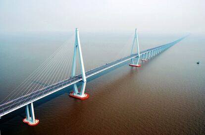 Alzado en la bahía de Hangzhou, este puente de 36 kilómetros y 1.600 millones de euros de coste facilita la comunicación entre Ningbo y Shanghái.