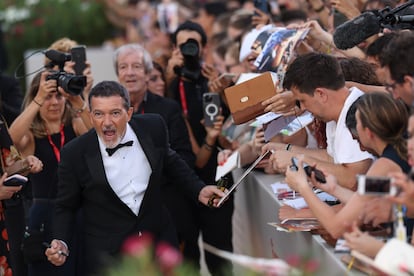 Antonio Banderas junto a los fans en el festival de cine de Venecia.