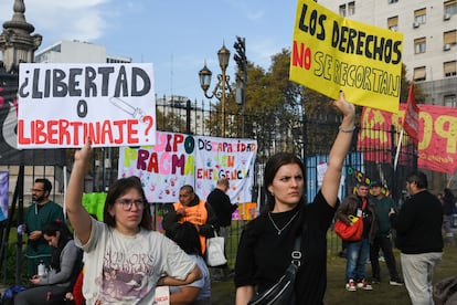 Jubilados, trabajadores del sector salud y organizaciones feministas durante una movilización contra Milei.