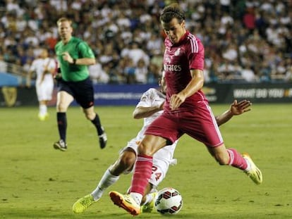 Bale, con la equipaci&oacute;n fucsia del Real Madrid frente a la Roma en Dallas.