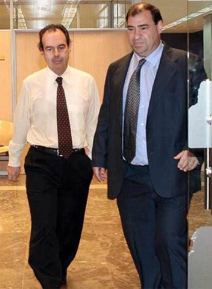 El fiscal Anticorrupción de Baleares, Juan Carrau, junto al juez del caso, Álvaro Latorre, en el Juzgado de Instrucción número 12 de Palma.