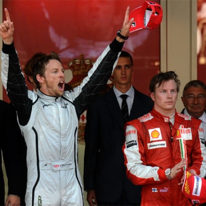 Jenson Button celebra su triunfo en el GP de Mónaco, en mayo pasado, en presencia de Kimi Raikkonen.