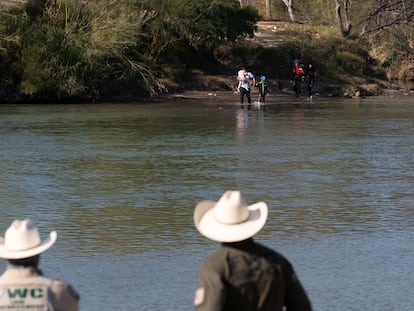 Migrantes intentan cruzar la frontera entre México y EE UU en Eagle Pass (Texas), durante una visita de legisladores republicanos la semana pasada.