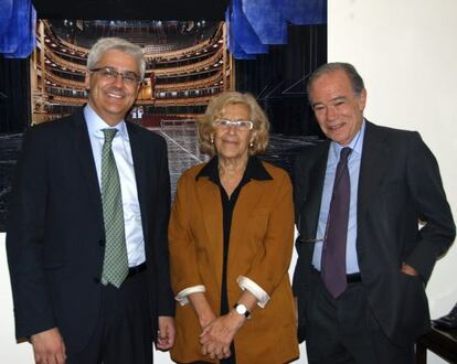 Manuela Carmena, junto al presidente y el director general del Teatro Real, Gregorio Marañón (derecha), e Ignacio García-Belenguer, este miércoles.