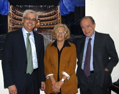 Manuela Carmena, junto al presidente y el director general del Teatro Real, Gregorio Mara&ntilde;&oacute;n (derecha), e Ignacio Garc&iacute;a-Belenguer, este mi&eacute;rcoles. 