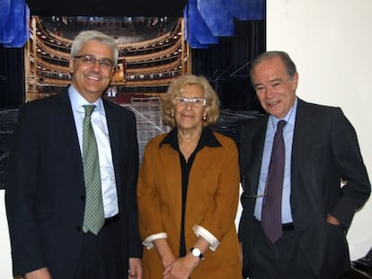 Manuela Carmena, junto al presidente y el director general del Teatro Real, Gregorio Mara&ntilde;&oacute;n (derecha), e Ignacio Garc&iacute;a-Belenguer, este mi&eacute;rcoles. 