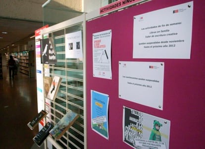 Panel de información de la biblioteca de Usera, con carteles que avisan de las cancelaciones.