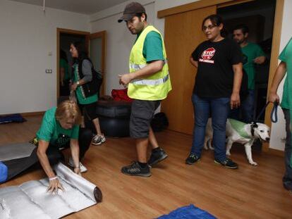 Algunos de los desplazados para apoyar a las familias de Salt, ayer instalándose para pasar la noche.