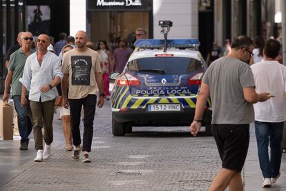 Un coche de la Policía Local de Sevilla, este viernes. 