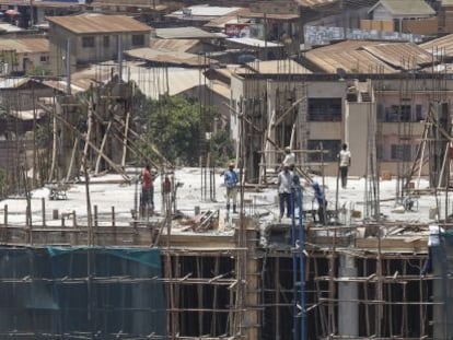 Construcci&oacute;n en Uganda.