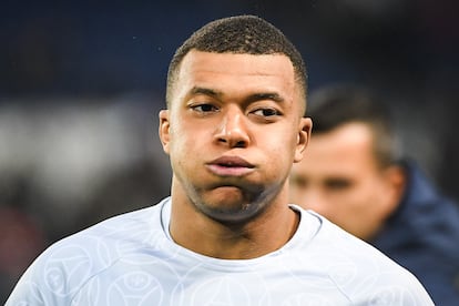 Kylian Mbappe antes del partido de liga contra el Lyon.