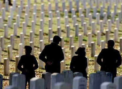 Ceremonia en Arlington (EE UU) en memoria de los 12 soldados de la Guardia Nacional que fallecieron en un accidente en Irak el pasado enero.