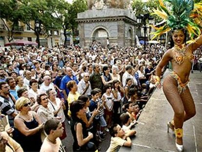 Samba brasileña para el despegue de las fiestas de Gràcia 2002. PLANO GENERAL - ESCENA