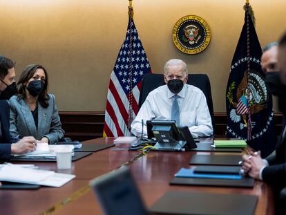 El presidente de EE UU, Joe Biden, la vicepresidenta, Kamala Harris, y el equipo de Seguridad Nacional, durante la operación militar contra el líder del Estado Islámico.