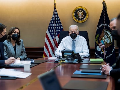 El presidente de EE UU, Joe Biden, la vicepresidenta, Kamala Harris, y el equipo de Seguridad Nacional, durante la operación militar contra el líder del Estado Islámico.