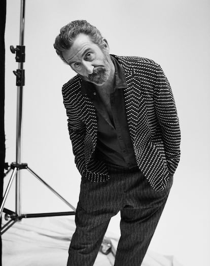 El actor Luis Zahera, ganador del Premio Goya al mejor actor de reparto por su papel en 'As bestas', lleva chaqueta y pantalón azul marino fantasía, todo de Giorgio Armani, y camisa azul de lino de Scotch & Soda.