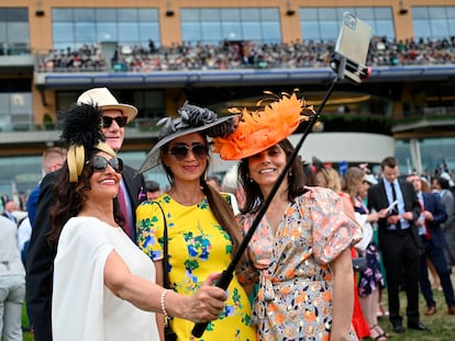 Un selfi grupal durante una carrera de caballos, en Ascot, Inglaterra, el 15 de junio de 2022.