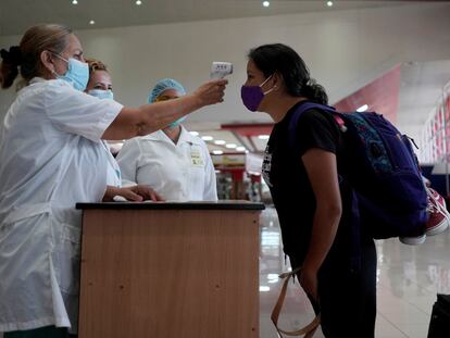 Una turista, en un control sanitario del Aeropuerto José Martí, de la Habana.