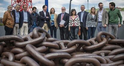 El cabeza de lista del PP (de corbata) junto a dirigentes del PP vasco.