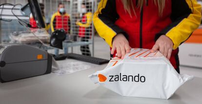 Un pedido de Zalando en uno de sus almacenes.