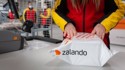 Una trabajadora de Zalando empaqueta un pedido de la marca en uno de sus almacenes.