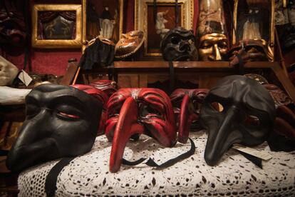 Hay muchos tipos de máscaras. Las de la imagen representan a los médicos que trataban la peste bubónica en la Europa del siglo XIV.