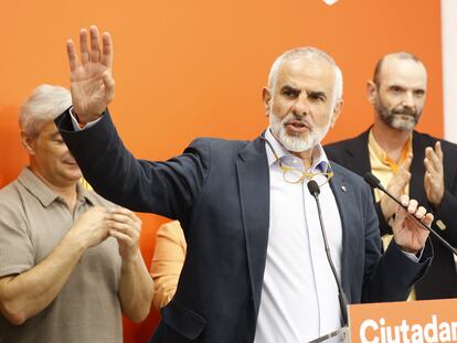 El candidato de Cs a las elecciones catalanas, Carlos Carrizosa, ofrece una rueda de prensa durante la campaña electoral del 12-M.
