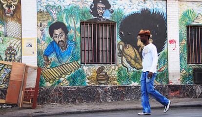 Una calle pintada con grafitis en Dakar, Senegal.