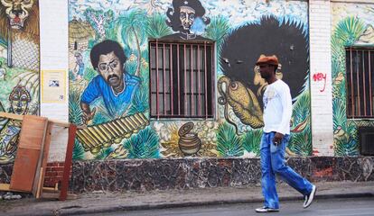 Una calle pintada con grafitis en Dakar, Senegal.  