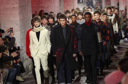 Dries Van Noten presentó una actualización de los clásicos masculinos en la presentación parisina de su colección Otoño-Invierno 2017.