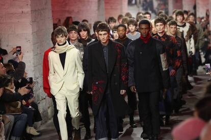 Dries Van Noten present&oacute; una actualizaci&oacute;n de los cl&aacute;sicos masculinos en la presentaci&oacute;n parisina de su colecci&oacute;n Oto&ntilde;o-Invierno 2017.