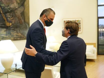 El portavoz de Vox en el Ayuntamiento de Madrid, Javier Ortega Smith, con el alcalde, José Luis Martínez-Almeida, en Cibeles este jueves.