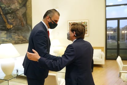 El portavoz de Vox en el Ayuntamiento de Madrid, Javier Ortega Smith, con el alcalde, José Luis Martínez-Almeida, en Cibeles este jueves.