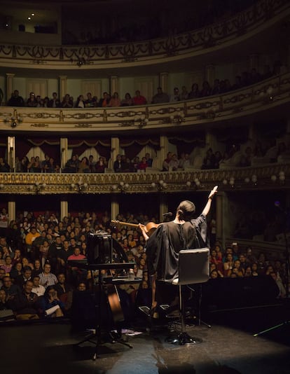 La cantante, durante un concierto en Oaxaca, México, el 29 de febrero.