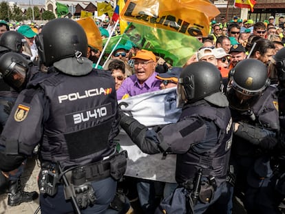 Concentración de agricultores en los alrededores del puerto de Valencia, este jueves.