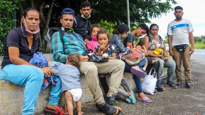 Migrantes venezolanos descansan, el pasado 30 de septiembre, en la ciudad de San Cristóbal antes de cruzar la frontera con Colombia.
