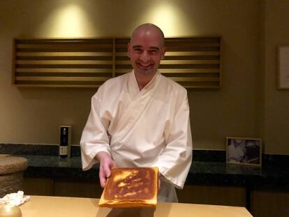 FÉLIX JIMÉNEZ MOSTRANDO SU TAMAGOYAKI, DIFICILISIMA TORTILLA JAPONESA / CAPEL