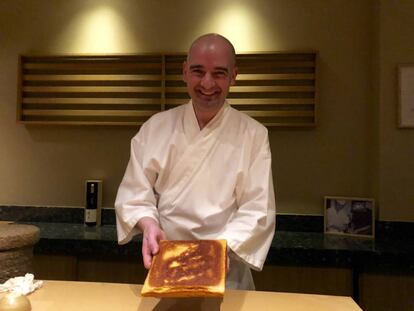 FÉLIX JIMÉNEZ MOSTRANDO SU TAMAGOYAKI, DIFICILISIMA TORTILLA JAPONESA / CAPEL 