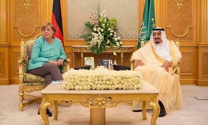 La canciller alemana, Angela Merkel, junto al rey saud&iacute;, Salman bin Abdulaziz al-Saud.  