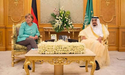 La canciller alemana, Angela Merkel, junto al rey saud&iacute;, Salman bin Abdulaziz al-Saud.  