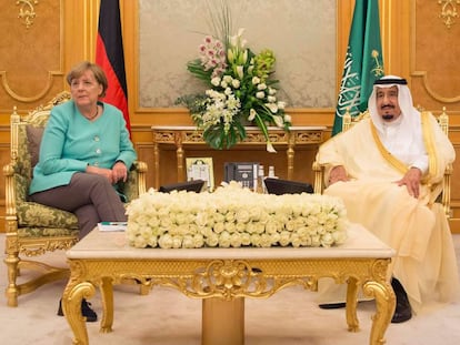 A chanceler alemã, Angela Merkel, com o rei saudita, Salman bin Abdulaziz al Saud.