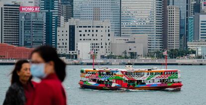 Un ferri turístico en Hong Kong en el puerto de Victoria. Las autoridades de la ciudad anunciaron restricciones en los transportes entre Hong Kong y China continental.
