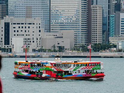 Un ferri turístico en Hong Kong en el puerto de Victoria. Las autoridades de la ciudad anunciaron restricciones en los transportes entre Hong Kong y China continental.